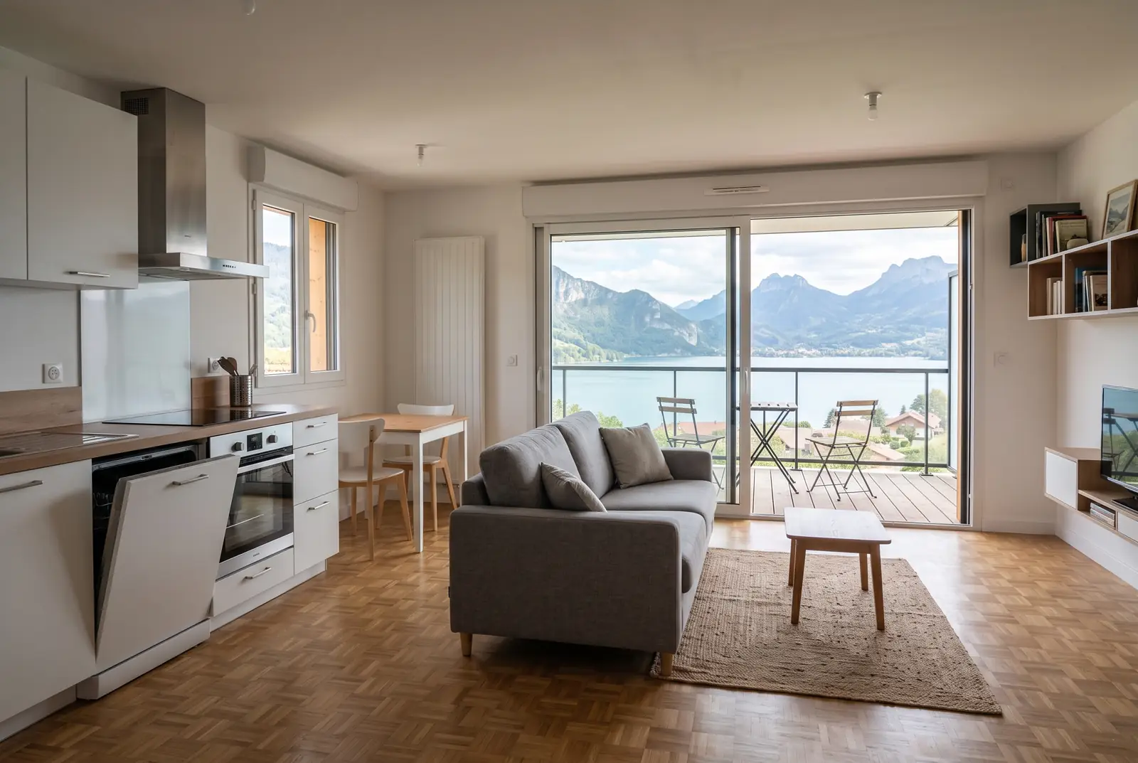 Appartement T2 lumineux avec cuisine ouverte et balcon sur un lac de montagne